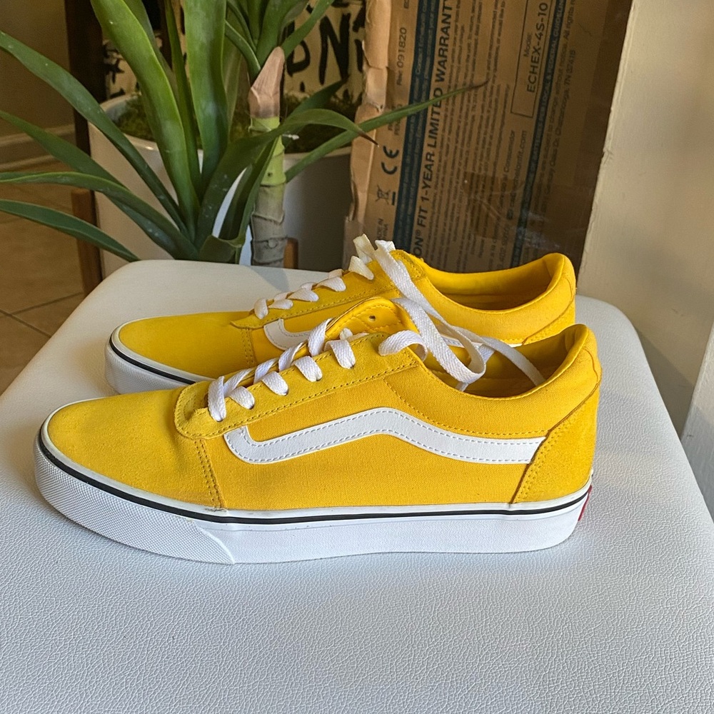 VANS Old Skool Cyber Yellow Retro Low Top Women’s Sneakers Size 10 pre-owned.